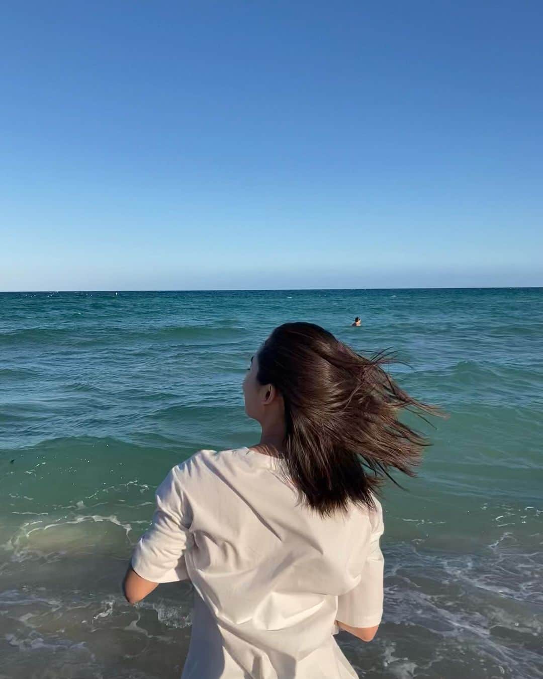 白鳥羽純さんのインスタグラム写真 - (白鳥羽純Instagram)「🏖  何種類も見かけた飛行機に横断幕タイプの広告、この距離で告知になってるのかな？笑笑  風で前に進めない海鳥と、 野生のカメレオン？イグアナ？もいたよ〜🦎  #miamibeach #southbeach」3月10日 12時05分 - hasuminst