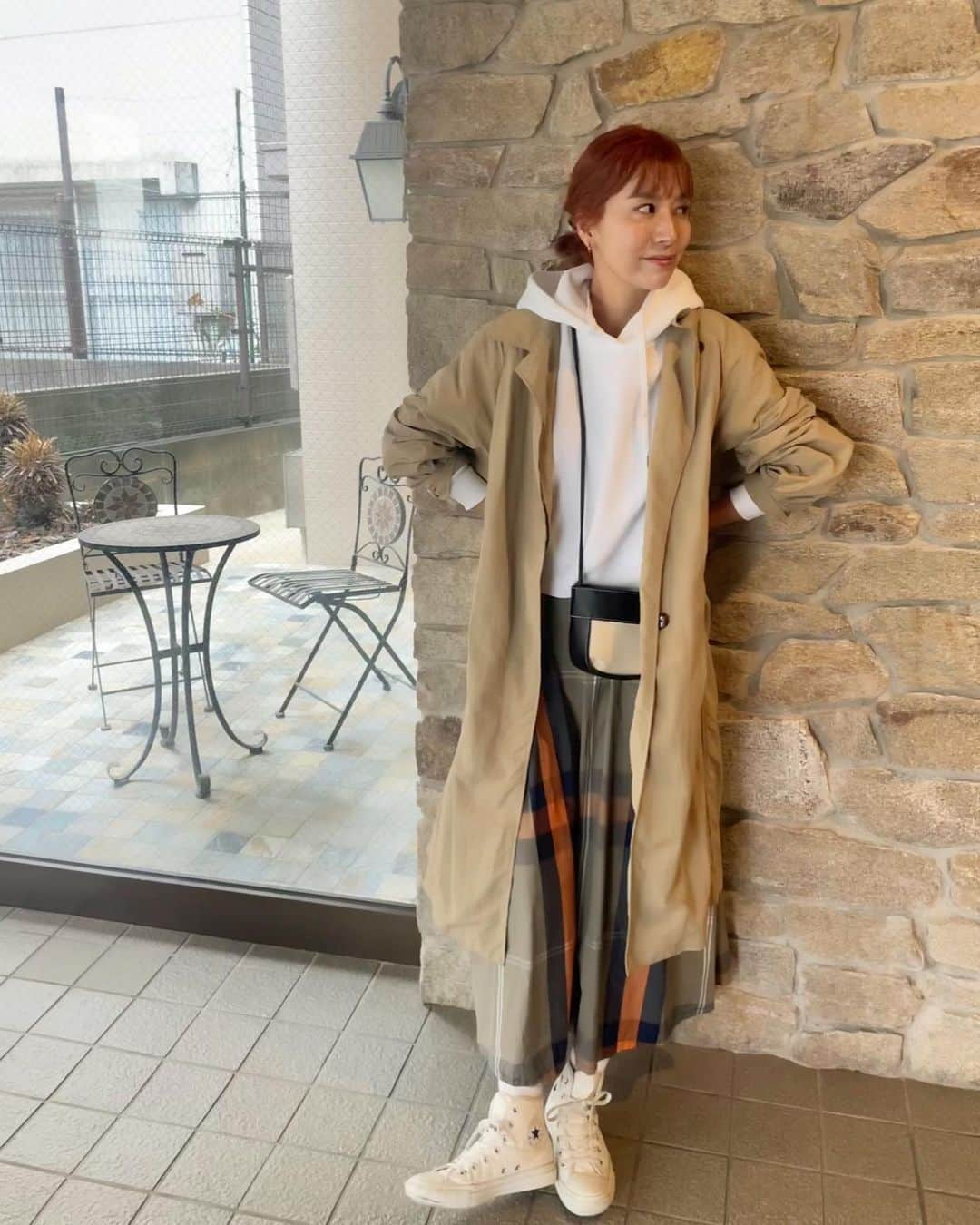 木村まこのインスタグラム：「久々のお洋服投稿👗  基本カジュアルでスニーカー合わせが9.9割👟 スカート履くときはロング派。  この大柄チェックスカートがかわいやろ♡ @boujeloud_official のもの🏷 ハリがあるポリエステル生地でふんわりシルエットも良き𓂃𓈒𓏸  パーカー合わせ可愛いよね☺️ ロンTでも可愛いシャツでもオーバーサイズでも◎ トップス インでもアウトでもかわいいしこれからの季節1枚あったら着回し抜群やけんオススメˎˊ˗  #boujeloud #アラサーコーデ #ママコーデ #4歳女の子ママ #2歳男の子ママ #2歳差育児  #福岡ママ#福岡子育て #福岡子連れ#アラサーママ」