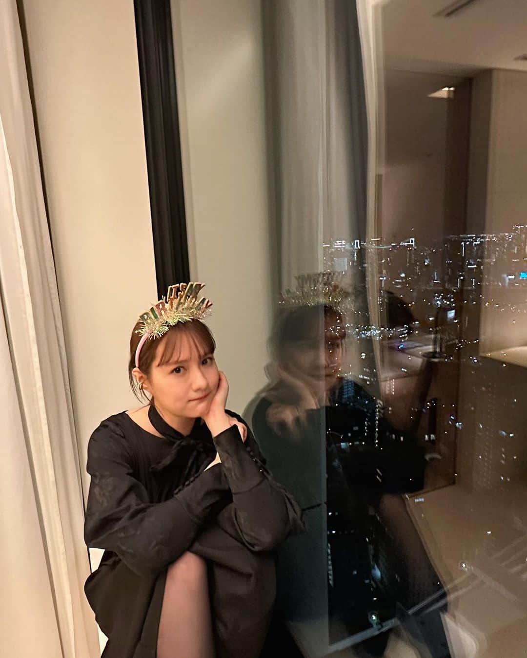 のインスタグラム：「今日はルナのお誕生日🎂  会うたびに可愛さとお肌の透明感が増すルナ。一緒にいると楽しいし、癒し効果がすごいので、プライベートでもお仕事でもたくさん会えますように🫶  大好きだよー😘」