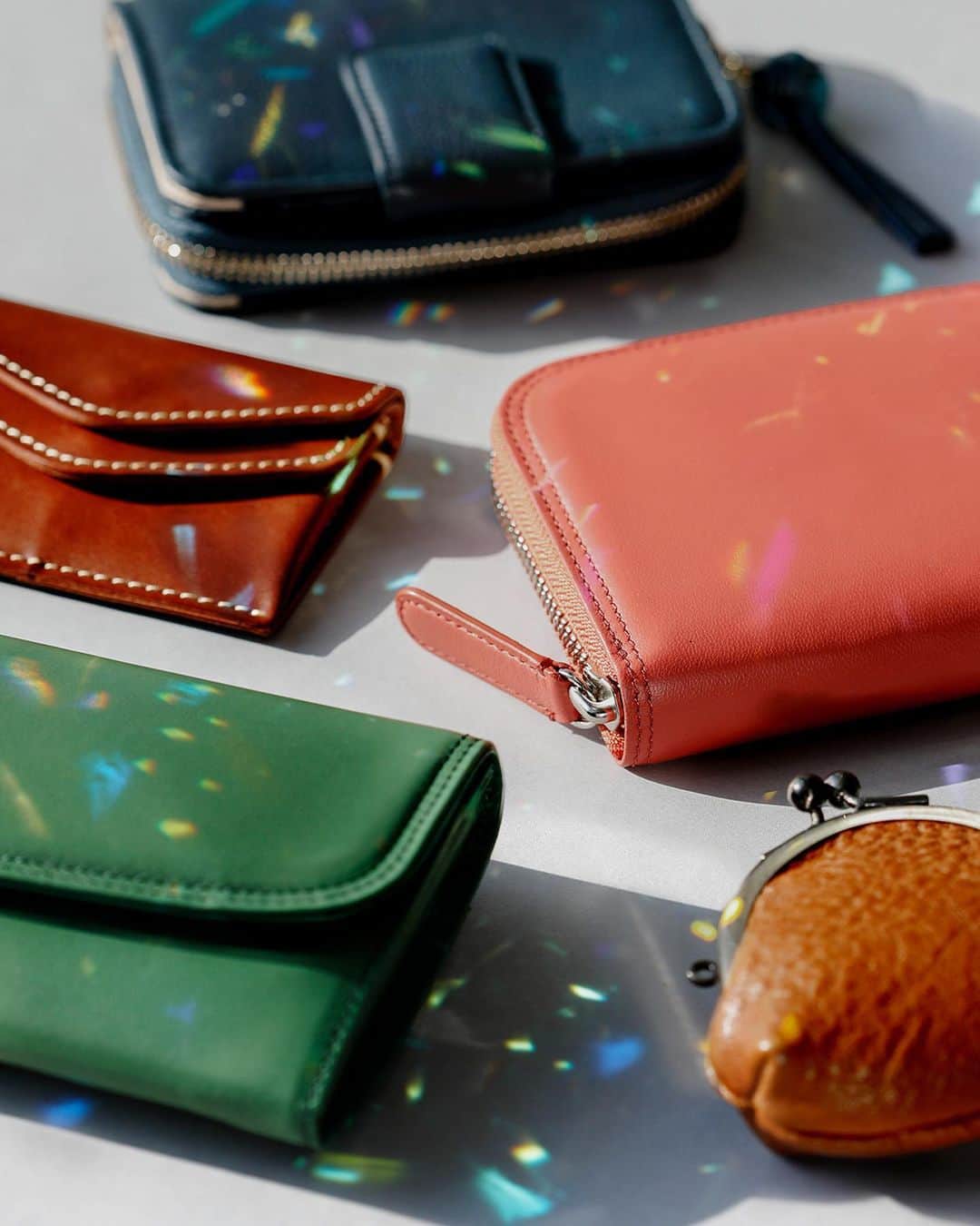 土屋鞄さんのインスタグラム写真 - (土屋鞄Instagram)「毎日使う財布を新調して、気持ち新たに春を迎えてみませんか？  1.手に取るたびに、心躍るような色やデザインが魅力の財布たち。きらりと光る、こだわりの詰まったアイテムなら、日々に彩りを添えるパートナーになってくれるはず。  2.シックで落ち着いた雰囲気の財布は、流行に左右されることなく、飽きずに長く使えるのがうれしいポイント。持ち主の個性をさりげなく引き立てる、とっておきの存在と出会えますように。  3.機能性やサイズ感はもちろん、色にもこだわりたい。そんな方におすすめなのが、今年のラッキーカラーである「グリーン」の財布です。 革のダイヤモンドと呼ばれる「コードバン」で仕立てた「Lファス」や、使うほど表面のロウが磨かれていく「ブライドル」シリーズの財布、柔らかな手触りにうっとりと癒されるラム革を採用した「クーシェ」シリーズなど、“選ぶ楽しさ”もある豊富なラインアップをご紹介。  #財布 #土屋鞄 #土屋鞄製造所 #春財布 #長財布 #ミニ財布 #Lファスナー #革 #革小物 #革製品 #革を楽しむ #leather #leatherwallet #madeinjapan #TsuchiyaKaban」3月10日 12時21分 - tsuchiya_kaban