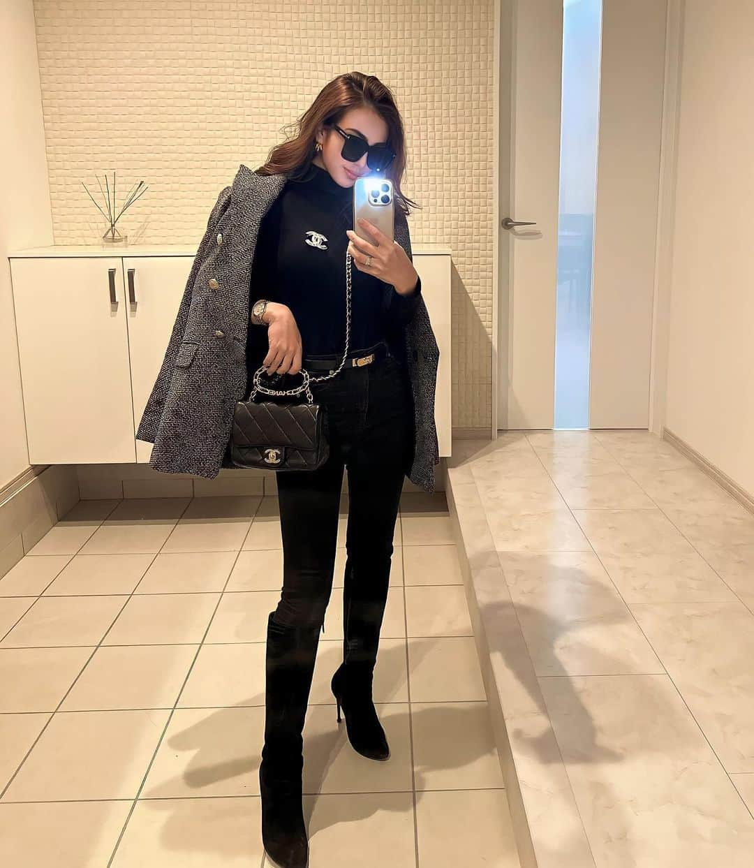 安養寺可蓮のインスタグラム：「. いつかのこーで。 ３枚目は帽子バージョン  Bag&broach @chanelofficial  belt @hermes  Tops&pants @zara  boots @louboutinworld  hat @ca4la_official  #コーデ #シャネル #chanel  #chanelbag #ca4la #ブローチ」