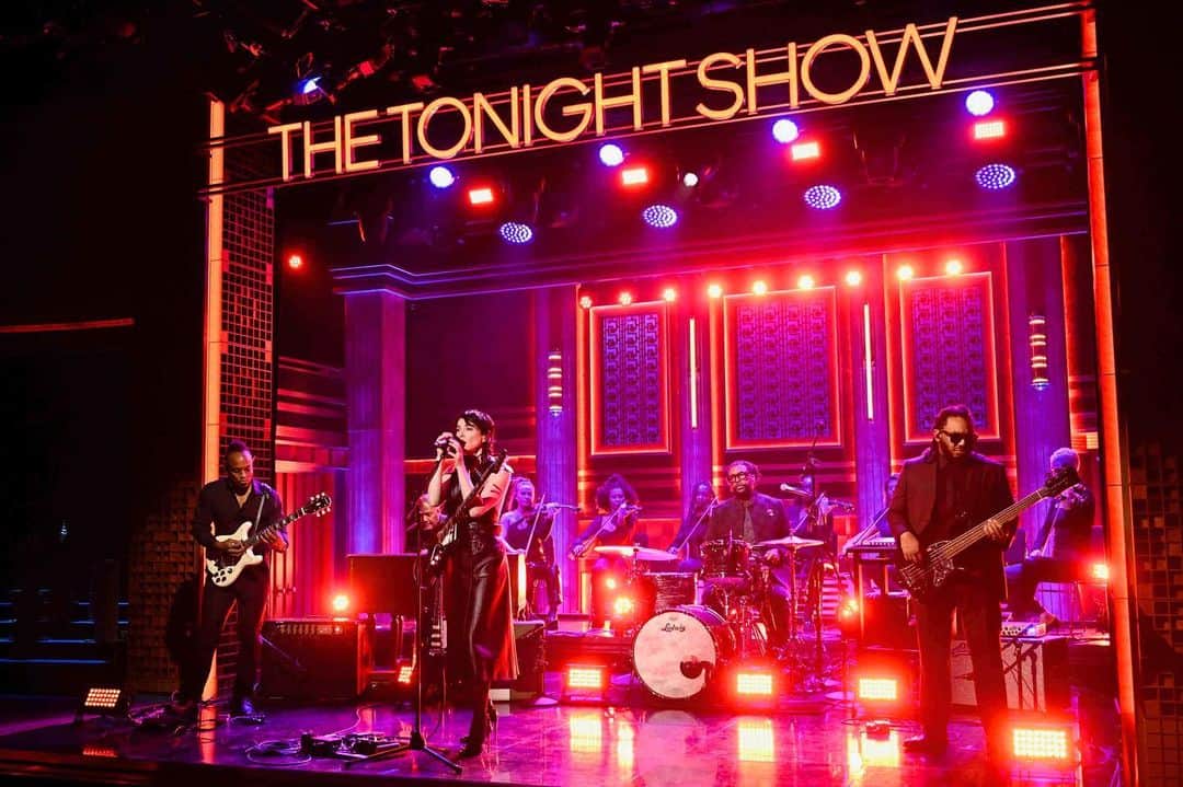 セイント・ヴィンセントのインスタグラム：「Scenes from  @fallontonight with @theroots covering Portishead's 'Glory Box' ahead of #LoveRocksNYC!   For details on how to stream #LoveRocksNYC tonight visit the link in bio.  Photos by @toddowyoung / NBC #FallonTonight」