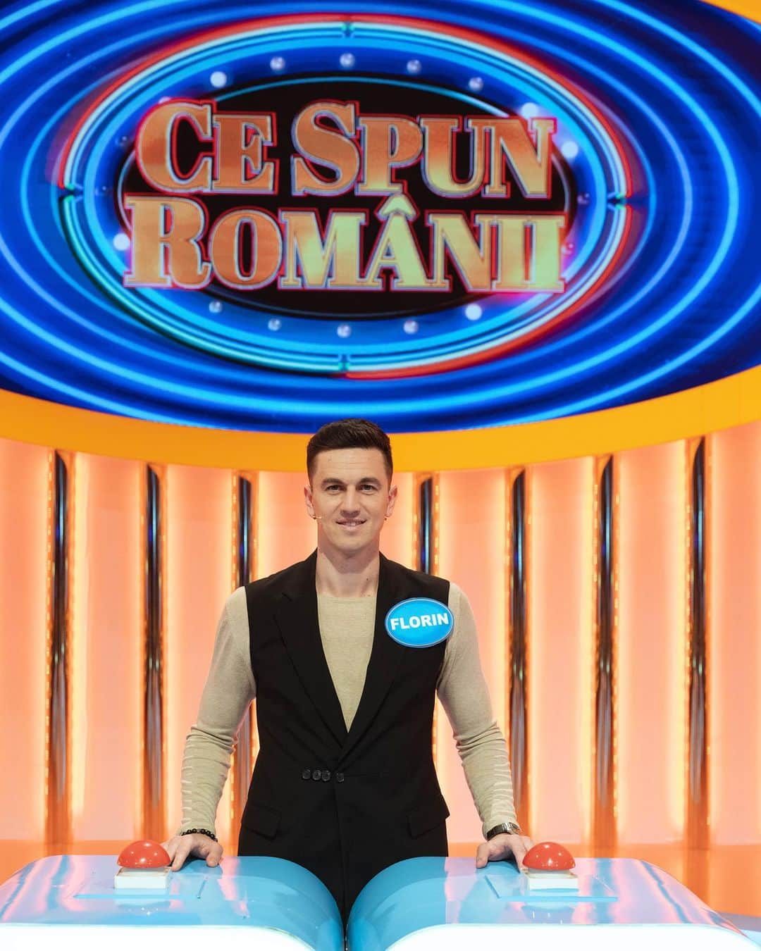 フローリン・ガルドシュのインスタグラム：「Vineri ora 18, ediție specială #cespunromanii 🗣️😃 ➡️ @protv_romania」