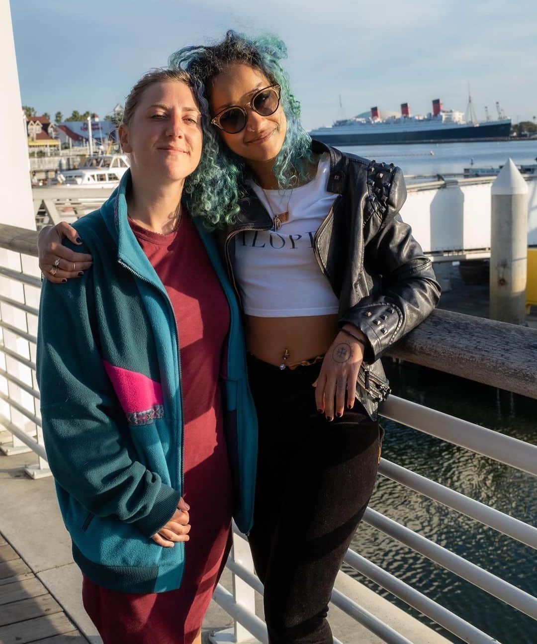 スキン・ダイアモンドのインスタグラム：「So one of my oldest friends from Scotland came to America for the first time to visit after not seeing each other for 6 years…. and we both got Covid for almost her entire trip 😅 But there’s nothing like the kind of friendship that you can be your disgusting, sick self with and still laugh your way through it 😂 Slide to see us wee baby Bass Heads runnin about Edinburgh back in the day! 🥰 I LOVE YOU SO MUCH @veronica_veecat and I already miss you like fuck.」