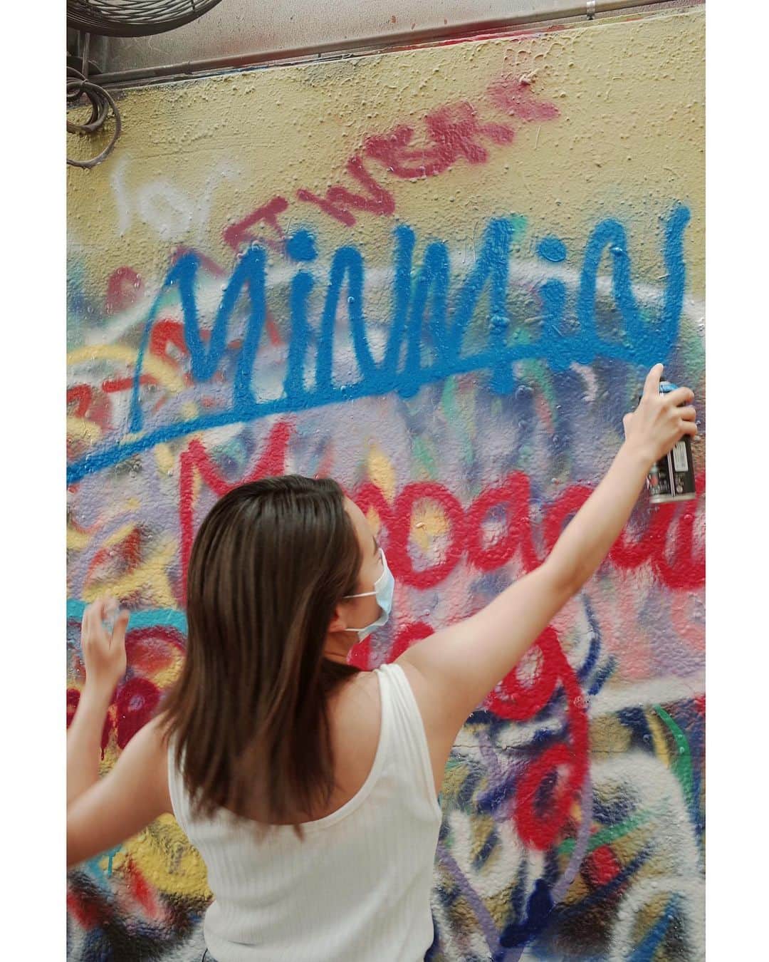 白鳥羽純さんのインスタグラム写真 - (白鳥羽純Instagram)「🇨🇺🎨🎭  初めてのスプレー缶ペイント〜  アート擬態シリーズもあるよっ  #littlehavana #waynwood #miami #spraypainting」3月10日 4時03分 - hasuminst