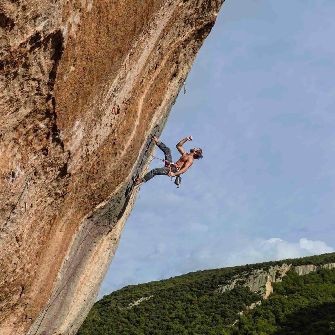 クリス・シャーマのインスタグラム：「going up ⚡️   #loverockclimbing 📸 @giancolafoto」