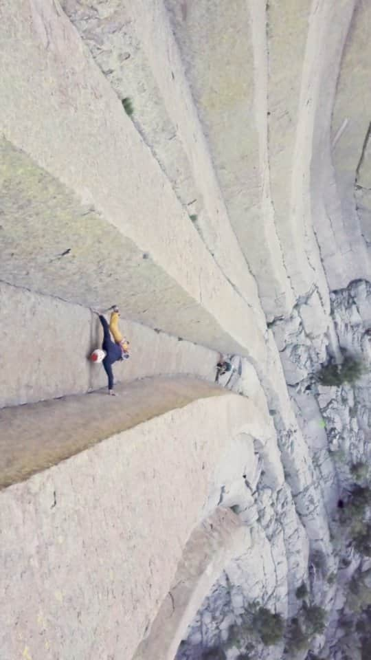 ヨルグ・バーホーベンのインスタグラム：「Does climbing get any better than this? 🤩 Devil's Tower (Bear lodge butte), rising 300 meter above the Wyoming flatlands. A magical place with trad climbing on splitter crack between basalt columns. A paradise for climbers, but also a sacred place for the indigenous tribes. It was a dream come true to climb this tower, and @louderthan11 did an incredible job filming it.  @petzl_official @jonglassberg」