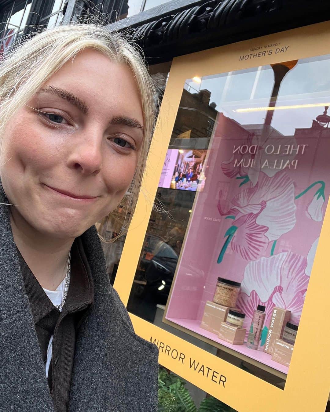 Estée Lalondeのインスタグラム：「Amazing couple of days launching @mirrorwater.earth into @libertylondon 🥲💕」