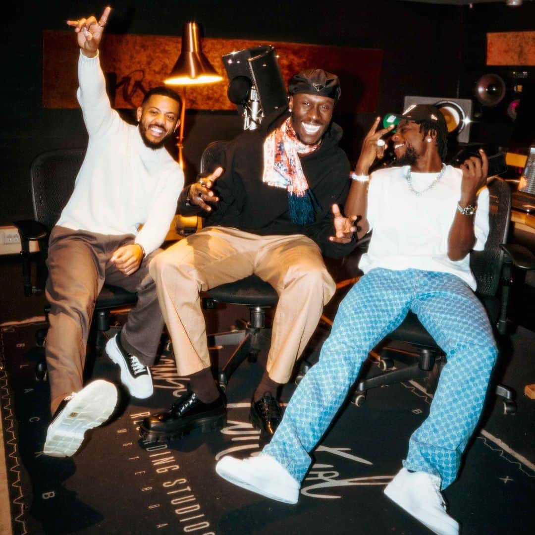 ニコ＆ヴィンスさんのインスタグラム写真 - (ニコ＆ヴィンスInstagram)「One of the best things about this job is meeting new dope people! @izzlax thanks for allowing us to catch vibes with you bro💫 📸 @jimshotit」3月10日 4時19分 - nicoandvinz