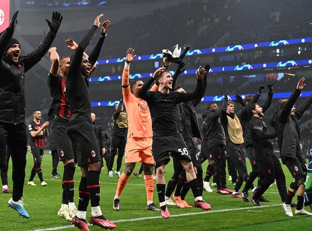 ダヴィデ・カラブリアのインスタグラム：「Sere da Milan ⭐️❤️🖤」
