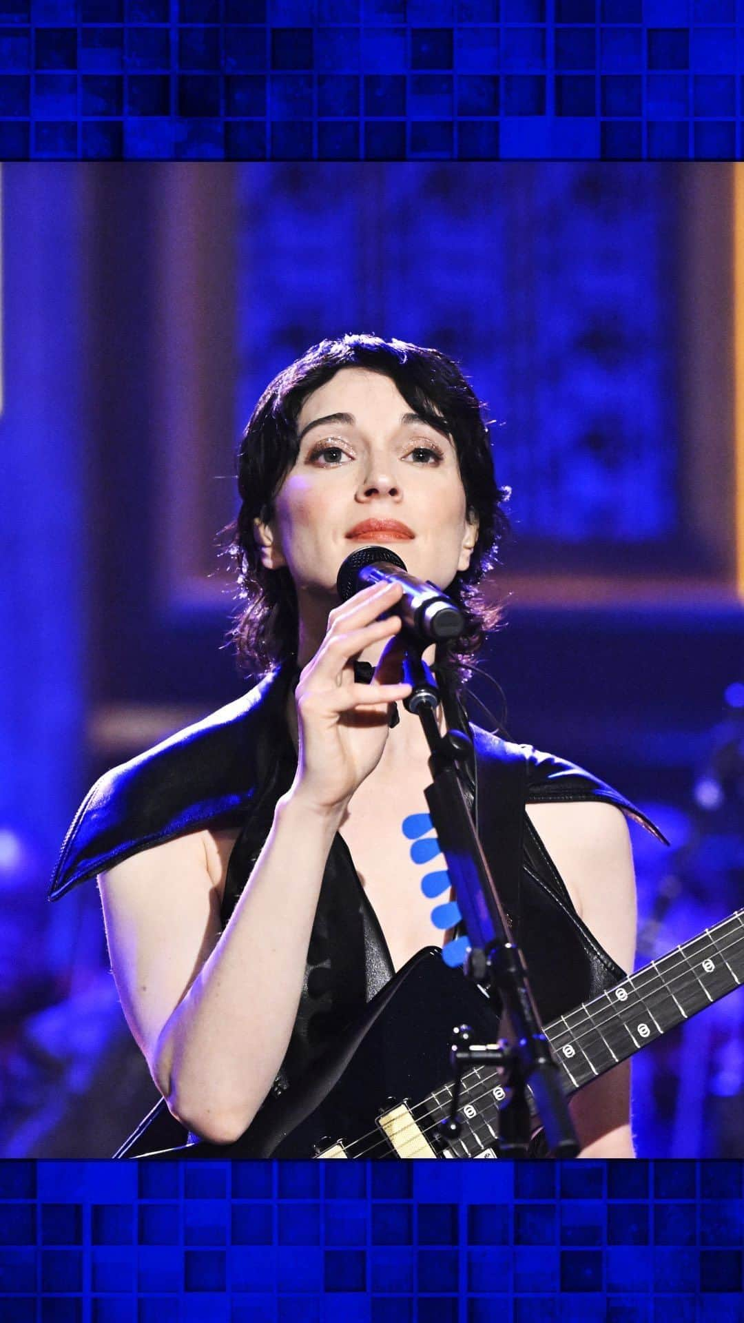 セイント・ヴィンセントのインスタグラム：「@st_vincent & @theroots perform a cover of “Glory Box” from Studio 6B! #FallonTonight」