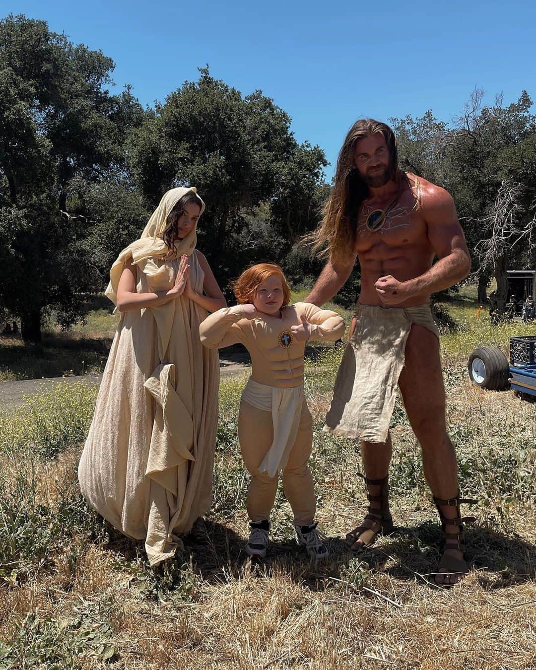 モデル、ブロック・オハーンのインスタグラム：「When Rambo meets Iron Man meets a Michael Bay Film meets Jesus. We get this hilariously fun skit from @historyoftheworld Pt. 2 🙏🏽😂  Last photo in this is some random guy I don’t know. I’ll leave it at that. 👶🏼  HOTW Pt. 2 is now streaming on @hulu !!   What an honor to have joined this cast and crew. The gratitude I have is second to none 🌎🙌🏽」