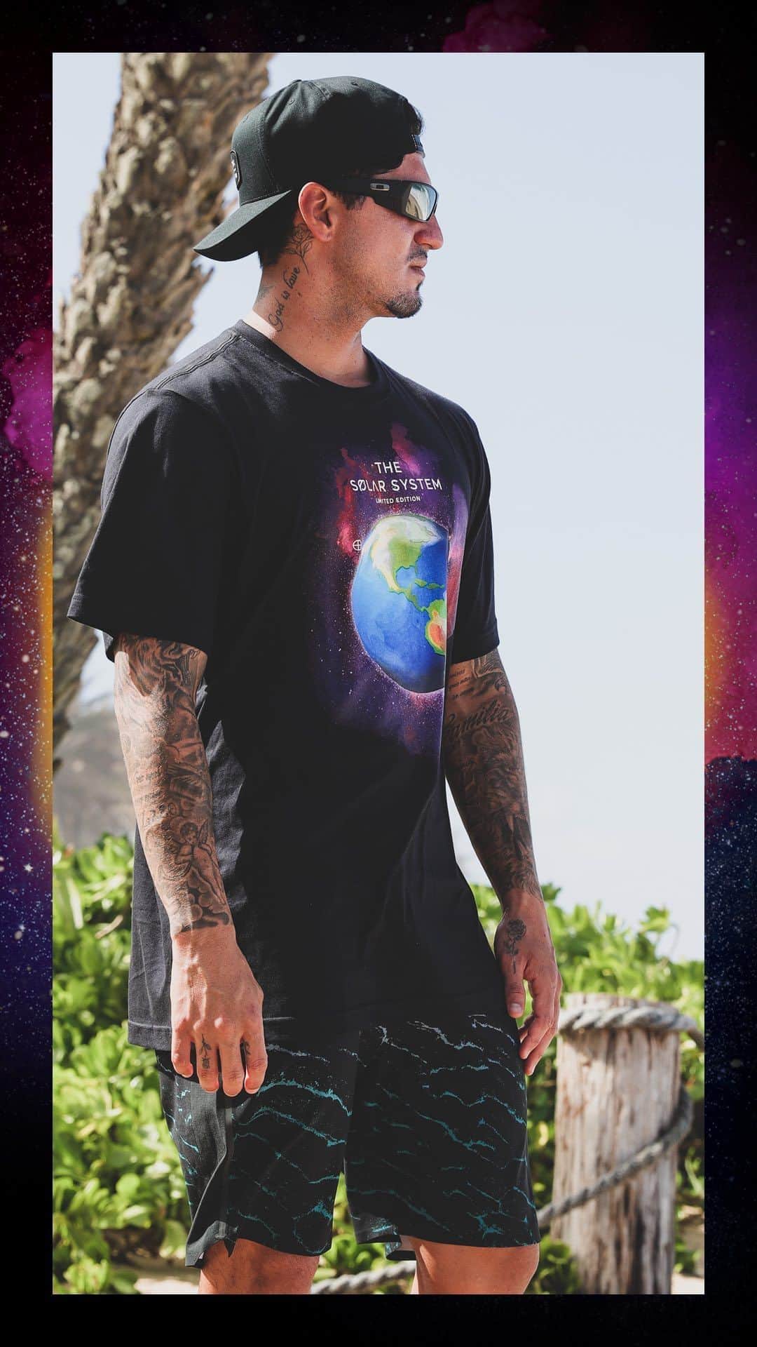 ガブリエル・メディーナのインスタグラム：「A Rip Curl em parceria com o estúdio de design europeu @langeandlange e o tricampeão mundial @gabrielmedina estão lançando a collab de camisetas premium Solar System !   São nove estampas exclusivas, numeradas de 0 a 100 e cada uma representa um dos astros do nosso sistema solar. Elas exploram a grandiosidade do universo e inspiram a irmos além das fronteiras e limites conhecidos, uma característica marcante no surf do maior surfista brasileiro de todos os tempos!   Os gráficos também foram aplicados no quiver de pranchas do shaper @cabiancadesign que Medina vai competir nas disputas da terceira etapa do Circuito Mundial, o MEO Rip Curl Pro Portugal.  Compre a sua com exclusividade na Loja Virtual - em ripcurl.com.br ou nas lojas @ripcurl_garopaba @ripcurl_morumbi @ripcurl_maresias @ripcurlbc @ripcurl_atlantida e @ripcurlportodegalinhas! Corra pois as quantidades são super limitadas e não teremos reposição!   🎥 @lucasbalbino_   #SolarSystem #Collab #GabrielMedina #LangeAndLange」