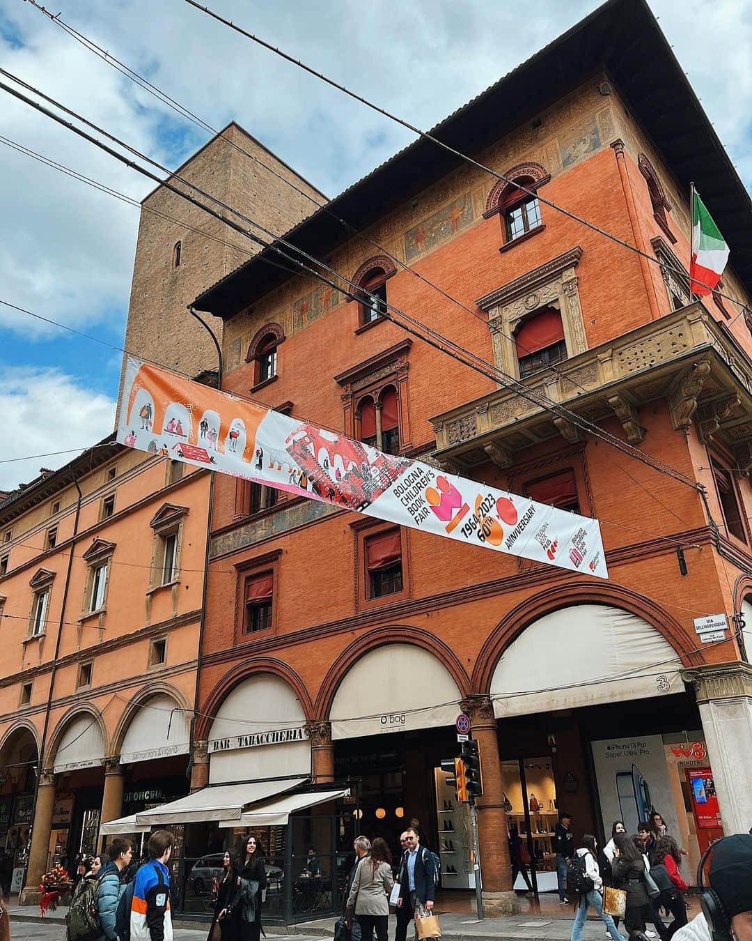 Dinara Mirtalipovaのインスタグラム：「Arrivederci, Bologna ❤️ I’m carrying home a backpack full of children’s books, I might get in trouble at the airport as I’m flying the cheapest possible way and only allowed to have 1 personal item. They didn’t mention how heavy, as long as it fits under the seat (which I doubt it will). Wish me luck!!!   #bolognabookfair #bolognachildrensbookfair」