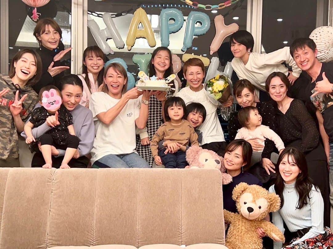 のインスタグラム：「先日、 夫から 今日は家を手直ししてくれるいつもの業者さんが、壁紙のエキスパートを連れてくるから と言われ、その時間に待っていたら…時間ぴったりに業者さん登場。  …じゃない！  え？  ？  だれ？  えー！♡ なんでなんでー？  業者さんじゃなくこのメンバーがお祝いにわざわざ来てくれたのです。  お誕生日のお祝いに。  いろんなものを持ち寄ってくれて 一気に自宅が現役時代の楽屋の様に 思い出話と大笑い声に包まれました。  ここ数年OGで集まる事もなかったので 本当にBIGサプライズ♡最高の時間でした。  宝塚で過ごした仲間との時間は、今でもなんとも言えない素晴らしい時です。 仲間こそが私の人生の宝物だーって 思います。  ①枚目　集合写真。 涼央がちえ（柚希礼音さん）に 『全部大人の歯なの？』 と幼稚園児独特の質問をした瞬間の写真。 りおは最近初めての大人の歯が1本生えてきたばかりなので、大人の歯に憧れがあるのでしょう… 我らのトップスターにその質問？  ②業者を装う先頭のうめ（陽月華さん）。 マスクして帽子かぶって顔が小さすぎてほんまに誰かわからんかった  ③こんな可愛いケーキ見た事ない♡ 愛だわ。  ④夫と。何年経っても、いつもいろんなサプライズ計画してくれる。 来世もきっと出会える。 来世でもきっとしてくれる。  あすか（遠野あすかさん） ちえ まよ（天霧真世さん） うめ はま（天緒圭花さん） ころちゃん（音花ゆりさん） れんた（如月蓮さん） さくちゃん（真月咲さん） れな（十碧れいやさん） わかば（早乙女わかばさん） そして当日来れなくなってしまった しみこ（和涼華さん）  最高のhappyいただきました♡ ありがとう」