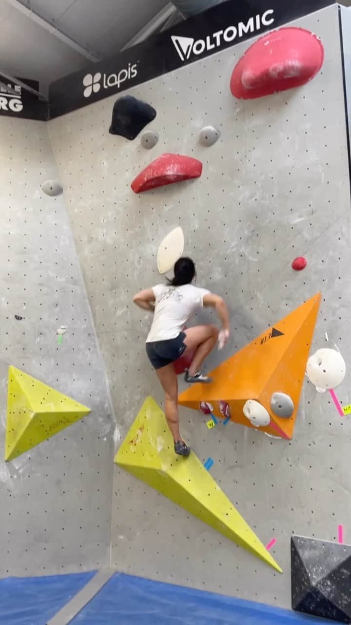 のインスタグラム：「International 🇨🇦🇸🇮🇩🇪🇷🇸 training kind of day. Thanks for the boulders @boulderhallee4 🙏」