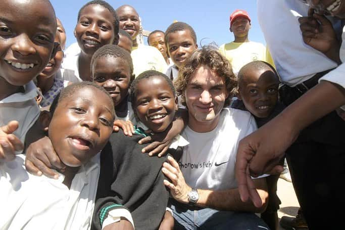 ロジャー・フェデラーのインスタグラム：「This last year, 2022, has been another impactful year for the foundation. We continue to make strides across Southern Africa with early childhood education. Please see some of the highlights we have achieved since the start of the foundation in 2003:  -2.4 million children benefited from higher quality early education.😊  -More than 44,000 teachers improved their abilities thanks to training.  -More than 12,000 educational institutions have improved the quality of there curriculum📚  -The RF Foundation has operated in 7 countries together with 29 partner organizations.  -We have invested 77.5 million Swiss francs to help improve education in Switzerland and Southern Africa.   Thanks to everyone who has been there to support me since 2003. This year we will celebrate our 20th anniversary together! To see more about the annual report please check out my link in bio🙌🏼 @rogerfederer.foundation」