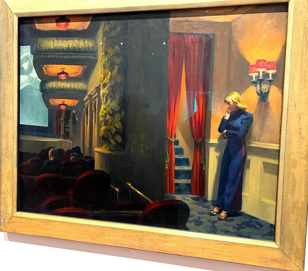 のインスタグラム：「I’m still thinking about the Edward Hopper show @WhitneyMuseum that just closed. I’ve always loved Hopper, but seeing so many of his paintings together in one place was astounding and lingers on.   Each of them are also cinematic and haunting, and filled with yearning. He described his work as using realism to get to the fantasy.  Over and over they were knockout images.   This one— and honestly there is so many others – but this one is the one I find myself thinking about the most.   #edwardhopper #americanart #museum #arthistory」