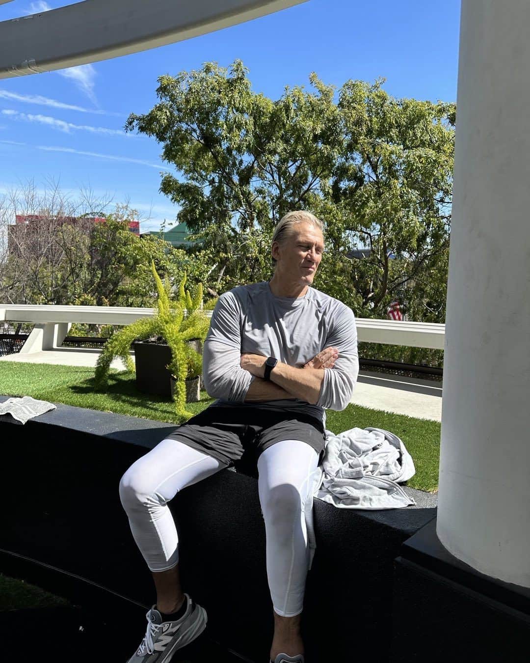 ドルフ・ラングレンのインスタグラム：「Finally some sun in LA. Catching some rays after my leg workout. 👊🌴」