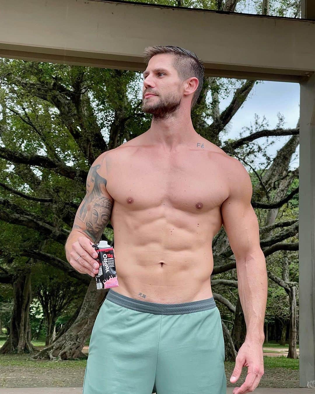 Jonas Sulzbachのインスタグラム：「Que YoPRO é uma delícia todos sabem, mas além de delicioso também tem proteínas e é super prático. Não importa a hora ou o lugar, sempre tem um YoPRO que combina com minha rotina 😉 Ah, lembrando que toda linha é 0% lactose e 0% adição de açúcares*. Bom demais né??  @yopro.br #JuntosNessaLoucura *contém açúcares dos próprios ingredientes.  #publ」