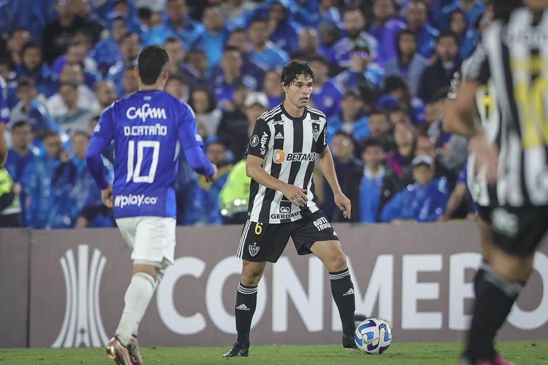 ドドのインスタグラム：「Jogo difícil na Colombia. Semana que vem, mais uma decisão na Libertadores ⚽️🐔 #Libertadores #CAM #GALO 📸 @pedrosouza09」