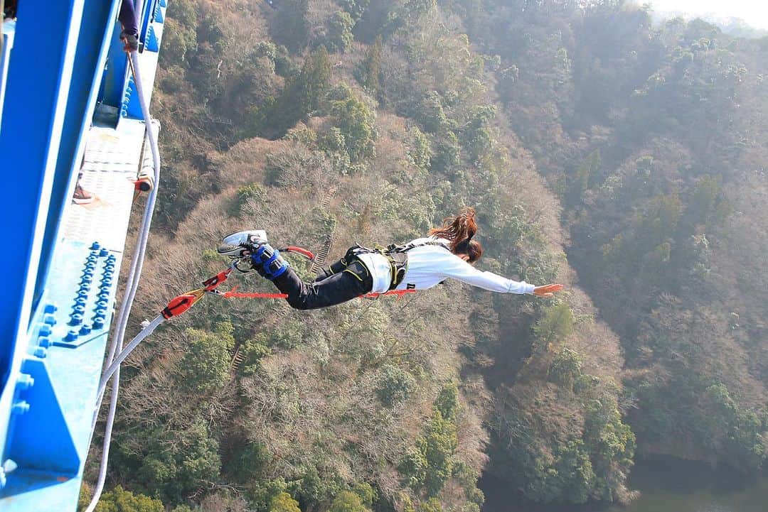 ステファニー・ダナのインスタグラム：「Bungee Jumping in Japan 😝 Off 100m bridge   This was the 8th & 9th time I’ve ever jumped off a bridge. People ask is bungee jumping scarier than skydiving? — Yes! For many reasons: 1. Skydiving you don’t get that stomach drop/ true feeling of falling that you get when bungee jumping. Has to do with jumping out of a moving plane Vs. Jumping from a stationary bridge. 2. With skydiving there’s more individual control. You take a long class, you check your own equipment (many times), you have a 2nd chute to pull if something goes wrong with the 1st. With bungee, you show up, strap up, trust in the bungee company’s safety and jump.   The backwards jump was actually so scary haha. Something about not seeing the ground and just feeling the feelings… terrifying. 😱  Buttt I tell myself if I can do this^^ I can do anything 😘 Can’t let fear of rejection, failure, or looking foolish stop me.」