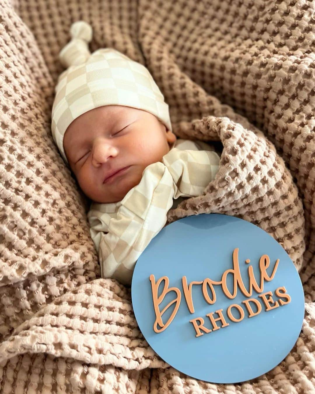 ロス・ストリップリングさんのインスタグラム写真 - (ロス・ストリップリングInstagram)「BRODIE RHODES born 3/6/23 7lbs 2oz. The perfect addition to our family!」3月10日 6時20分 - ross_stripling