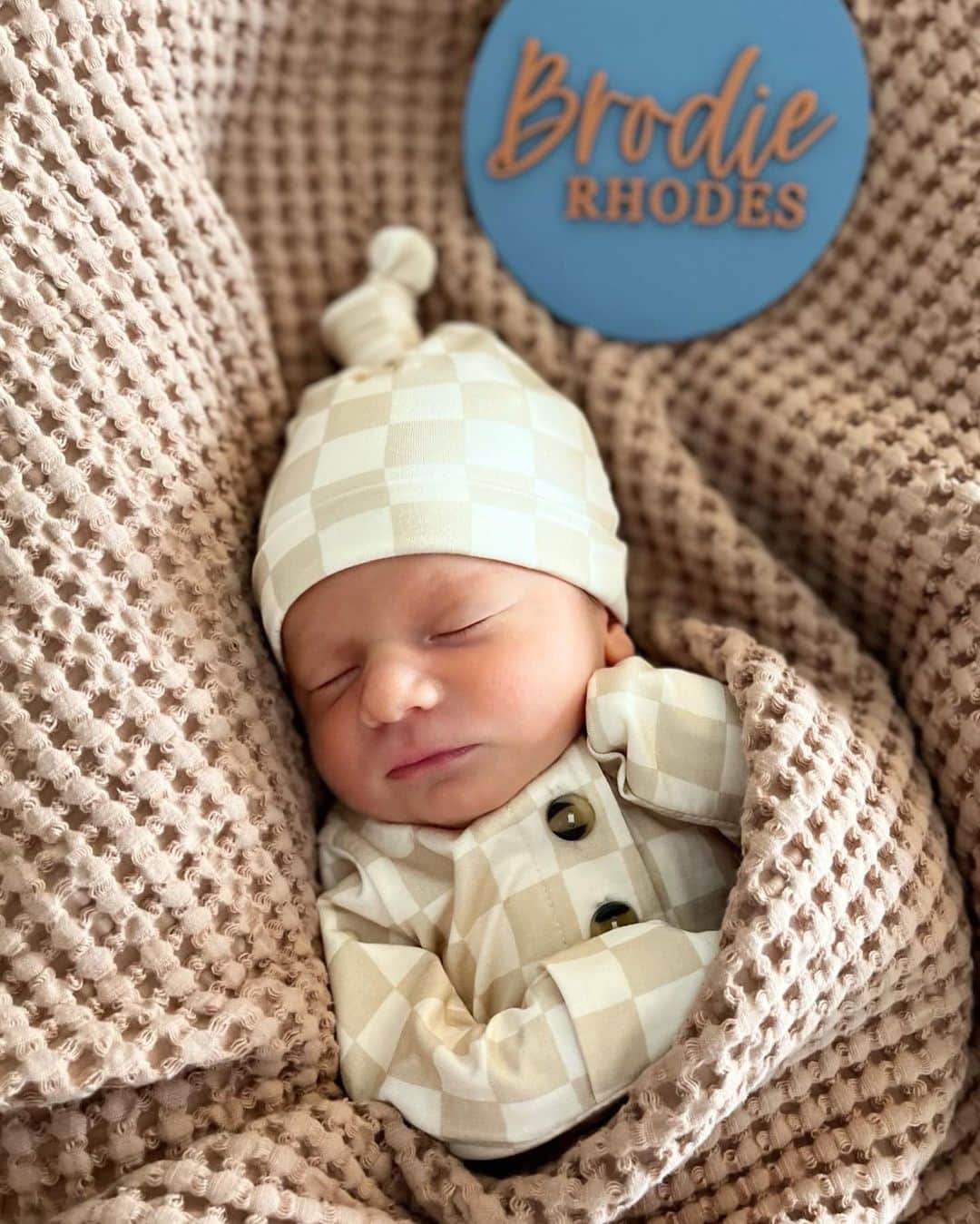 ロス・ストリップリングのインスタグラム：「BRODIE RHODES born 3/6/23 7lbs 2oz. The perfect addition to our family!」