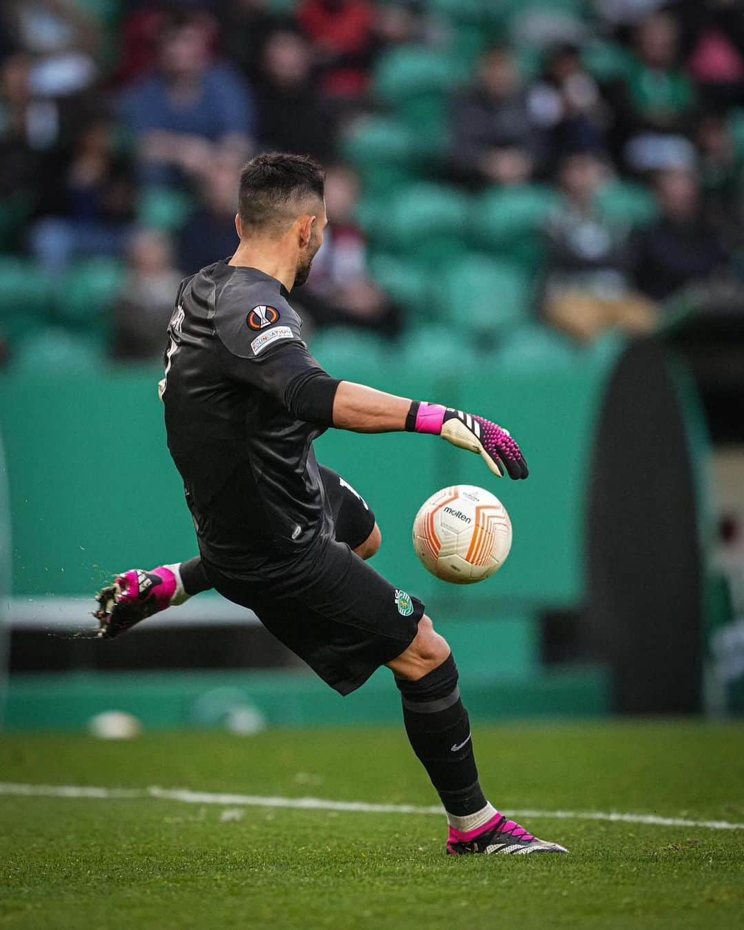 アントニオ・アダンのインスタグラム：「Grande ambiente, bom jogo… mas não conseguimos a vitória. Vamos com tudo em Londres! 🔜💚 Gran ambiente, buen partido… pero no nos pudimos quedar con la victoria. Con todo a Londres! 👊🏼」