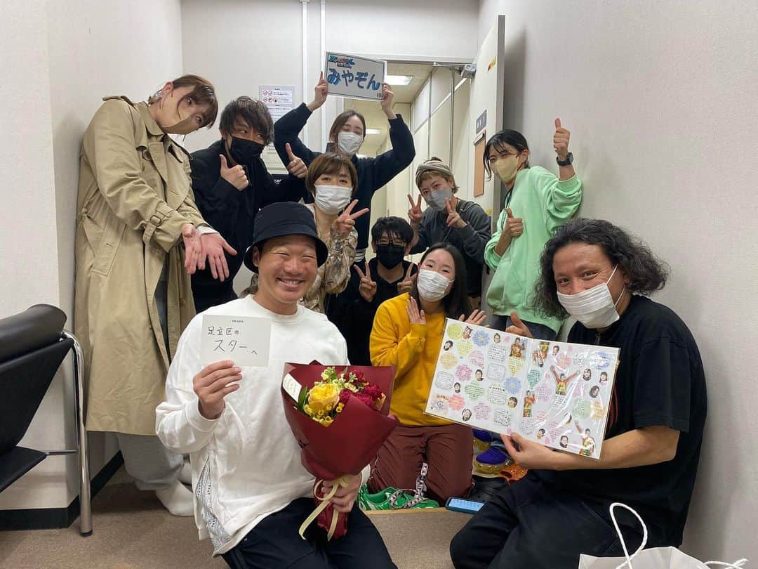 みやぞんのインスタグラム：「天才てれびくんハロー✨生放送最後ごらんいただきありがとうございました😭 良い仲間に支えられて3年間良い経験出来ました👍 大変な時もあったけど、仲間が良いので苦ではなかった☺️✨ ありがとうね😆 #天才てれびくんハロー #帽子くれた #仲間 #生放送最後なだけであとちょこっと放送あります」