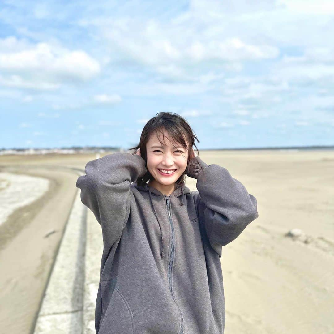 下垣真香のインスタグラム：「𓂃 大洗サンビーチフェス🏖 たくさんのビーチアクティビティを体験させていたきました！ ⁡ ビーチヨガは初めてだったけど砂の感触がすごく気持ちよくて、しっかり整いました🧘🏻‍♀️💓 ⁡ ⁡ #大洗町 #大洗サンビーチ #フェス #ヨガ #テントサウナ #ビーチスポーツ #サーフィン #ボディーボード #beach #yoga #sports #surf #surfing #bodyboard #sea」