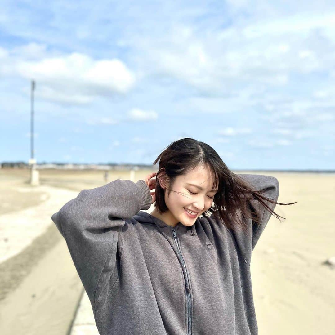 下垣真香さんのインスタグラム写真 - (下垣真香Instagram)「𓂃 大洗サンビーチフェス🏖 たくさんのビーチアクティビティを体験させていたきました！ ⁡ ビーチヨガは初めてだったけど砂の感触がすごく気持ちよくて、しっかり整いました🧘🏻‍♀️💓 ⁡ ⁡ #大洗町 #大洗サンビーチ #フェス #ヨガ #テントサウナ #ビーチスポーツ #サーフィン #ボディーボード #beach #yoga #sports #surf #surfing #bodyboard #sea」3月10日 7時36分 - madoka_shimogaki