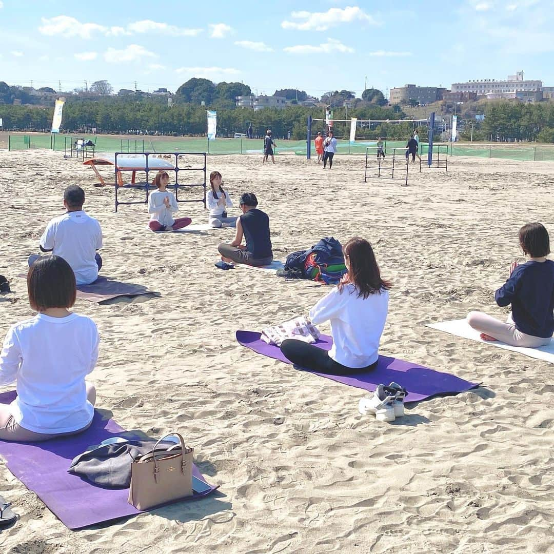 下垣真香さんのインスタグラム写真 - (下垣真香Instagram)「𓂃 大洗サンビーチフェス🏖 たくさんのビーチアクティビティを体験させていたきました！ ⁡ ビーチヨガは初めてだったけど砂の感触がすごく気持ちよくて、しっかり整いました🧘🏻‍♀️💓 ⁡ ⁡ #大洗町 #大洗サンビーチ #フェス #ヨガ #テントサウナ #ビーチスポーツ #サーフィン #ボディーボード #beach #yoga #sports #surf #surfing #bodyboard #sea」3月10日 7時36分 - madoka_shimogaki