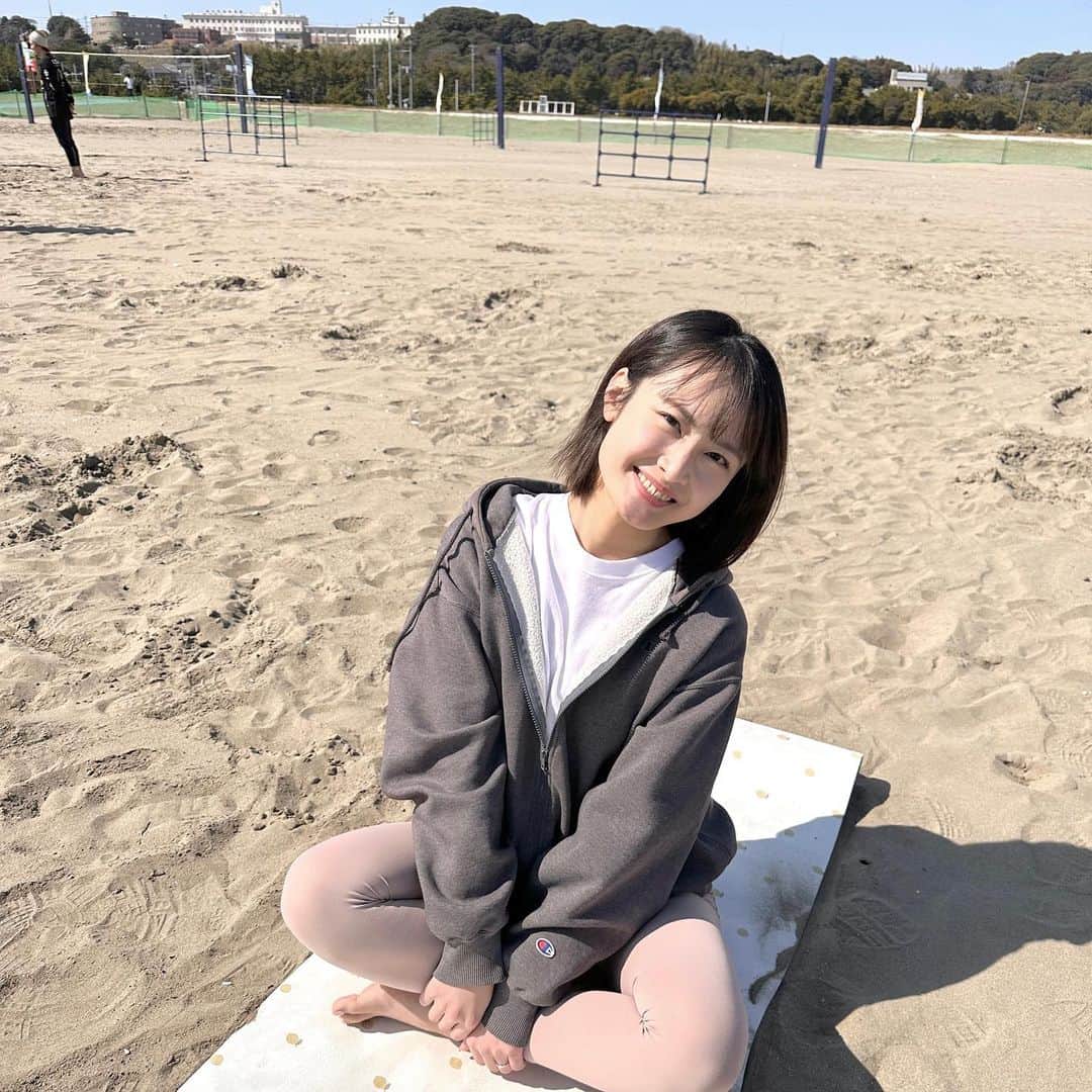 下垣真香さんのインスタグラム写真 - (下垣真香Instagram)「𓂃 大洗サンビーチフェス🏖 たくさんのビーチアクティビティを体験させていたきました！ ⁡ ビーチヨガは初めてだったけど砂の感触がすごく気持ちよくて、しっかり整いました🧘🏻‍♀️💓 ⁡ ⁡ #大洗町 #大洗サンビーチ #フェス #ヨガ #テントサウナ #ビーチスポーツ #サーフィン #ボディーボード #beach #yoga #sports #surf #surfing #bodyboard #sea」3月10日 7時36分 - madoka_shimogaki