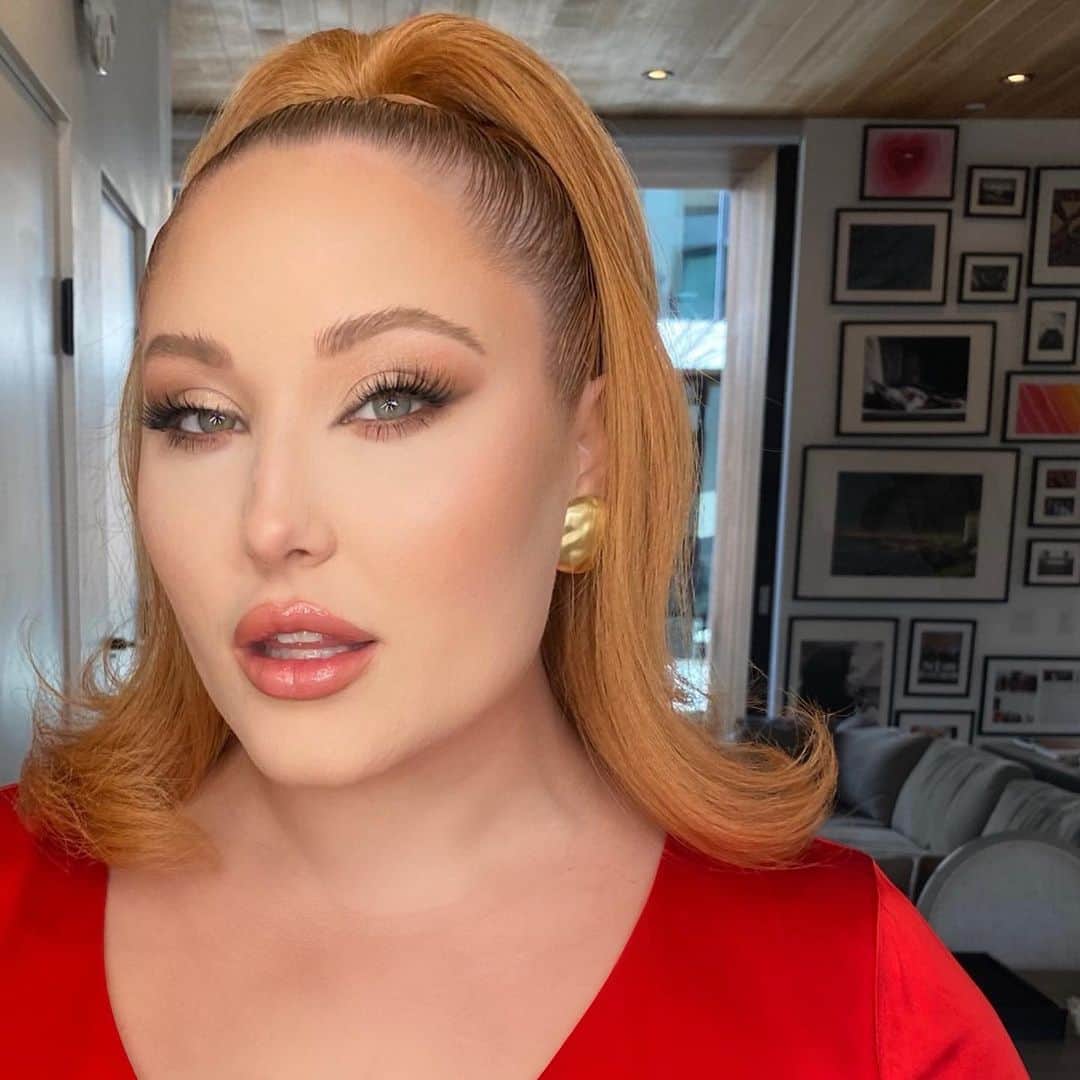 ヘイリー・ハッセルホフのインスタグラム：「my favorite color is red」