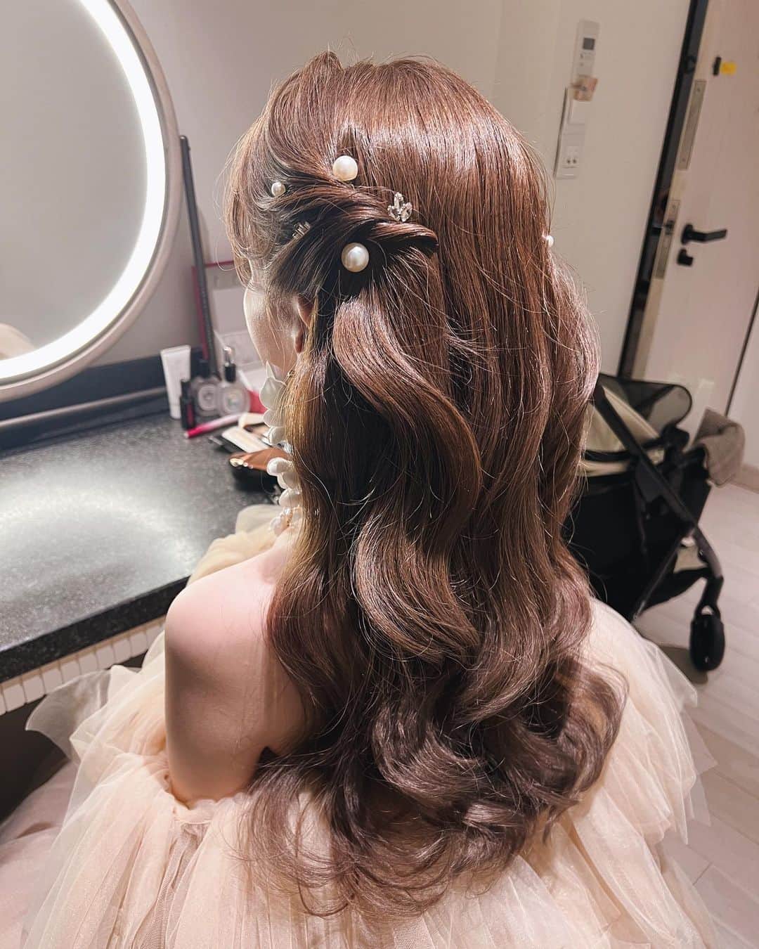 竹本実加さんのインスタグラム写真 - (竹本実加Instagram)「大好きなパールの いろんなアレンジ集🤍 ⁡ ⁡ ちらしたり、並べたり。 こうして見るとパールアレンジも種類色々✨ ⁡ (ロケにも挙式にも披露宴にも 全部合うし万能🤩) ⁡ ⁡ ⁡ おひとりおひとりと相談しながら バランス決めたので 全部お気に入り🤍🤍🤍🫣 ⁡ ⁡ 𓂃𓈒𓂂𓏸 ⁡ #パールアレンジ #パールコーディネート #挙式 #前撮り ⁡ ⁡ ┈┈┈┈┈┈┈┈┈┈┈ 𝕊𝕔𝕙𝕖𝕕𝕦𝕝𝕖 🗓 ┈┈┈┈┈┈┈┈┈┈┈ ⁡ 週末空き状況 ※3.10更新 ⁡ ⚫︎予約は一年前の1日より受付けております。 ⚫︎土日祝のロケーションフォト希望は 3ヶ月前より予約可能です📸 ⁡ ⁡ ⁡ 【2023】 3月…🈵 4月…8(土)のみ 5月…🈵 6月…17(土), 25(日) 7月…15(土) 8月…11(祝金), 13(日) 9月…9(土), 10(日), 17(日) 10月…7(土), 8(日), 22(日) 11月…19(日)のみ 12月…17(日)のみ ⁡ ⁡ ⁡ ┈┈┈┈┈┈┈┈┈┈┈ ℂ𝕠𝕟𝕥𝕒𝕔𝕥 💫 ┈┈┈┈┈┈┈┈┈┈┈ ⁡ ▶︎京都和装ロケーションフォト @mydresser.kyoto にて👘⛩ ⁡ ▶︎お問い合わせは @mydresser.bridal の プロフィールリンクより💁🏻‍♀️ ⁡ ⁡ #挙式ヘアメイク #お色直し #ブライダルヘアメイク #外注ヘアメイク #持ち込み美容 #持ち込みヘアメイク #挙式ヘアメイク #披露宴ヘアメイク #ロケーションフォト #東京駅前撮り #京都前撮り #和装ロケーションフォト #和装ヘアメイク #関西ヘアメイク #前撮り #後撮り #前撮りヘアメイク #艶肌メイク #結婚準備」3月10日 8時33分 - mika.mydresser