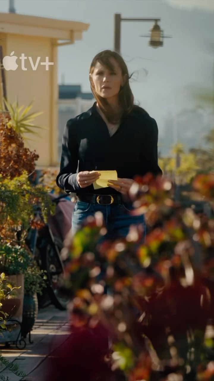リース・ウィザースプーンのインスタグラム：「When I first read #TheLastThingHeToldMe by @lauradaveauthor, it was SO gripping I literally could not put it down!! I cannot wait for everyone to get to see this thrilling story come to life on screen April 14, only on @appletvplus… this one is going to be a WILD ride!!! 🫣😱 My dear friend @jennifer.garner shines and this whole cast and creative team bring this story to life so brilliantly 🌟」
