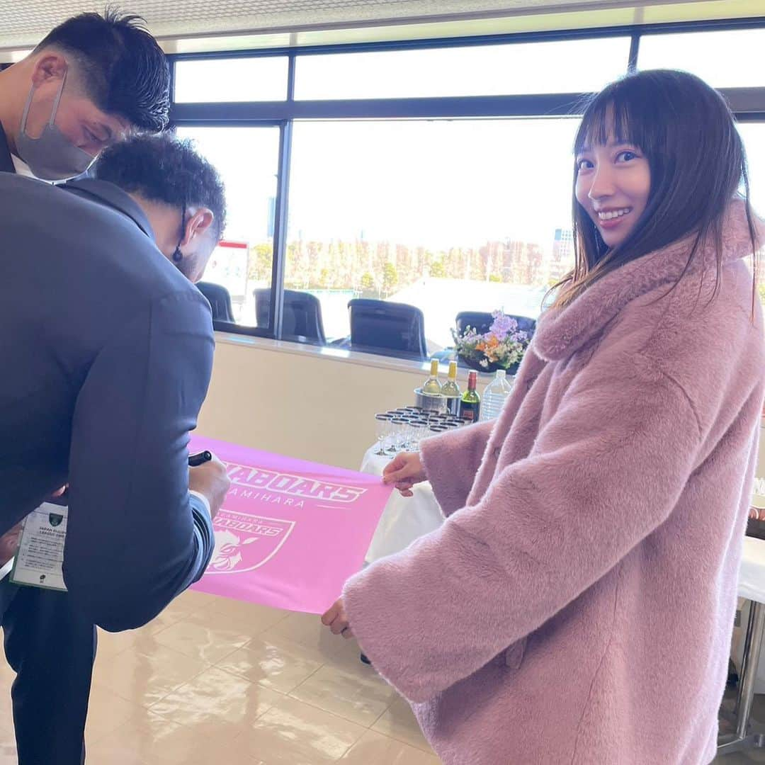 恵美さんのインスタグラム写真 - (恵美Instagram)「.  #リーグワン 2022-23 ディビジョン1 第9節　#三菱重工相模原ダイナボアーズ 🆚 #NECグリーンロケッツ東葛  @dynaboars  @nec_gr_official   #東京女子部 のイベントで #秩父宮ラグビー場 のスカイラウンジで なんと！選手の皆さんと一緒に #ラグビー 観戦させていただきました🥰🏉  試合前には人生初の選手控え室と ピッチ見学も🥹  スカイラウンジでは軽食やスイーツ、 お酒、ソフトドリンクが 用意されていていました❤️  ラウンジで軽食やお酒を飲みながら 真横で選手の生解説を聞きながら観戦だなんて あまりにも天国すぎる環境🤣🏉❤️  皆さん本当に優しくて サインまでしてくれました🥹  本当に素晴らしい時間を ありがとうございました❣️  めちゃくちゃ分かりやすく解説していただき、 ますますラグビーが大好きになりました🥰  #ボアジョ #全緑応援 #スポーツ観戦  @tokyo_joshibu #model #モデル #japanesemodel #フリーアナウンサー #恵美 #フィギュアスケーター #アスリート」3月10日 9時04分 - emi_florence819