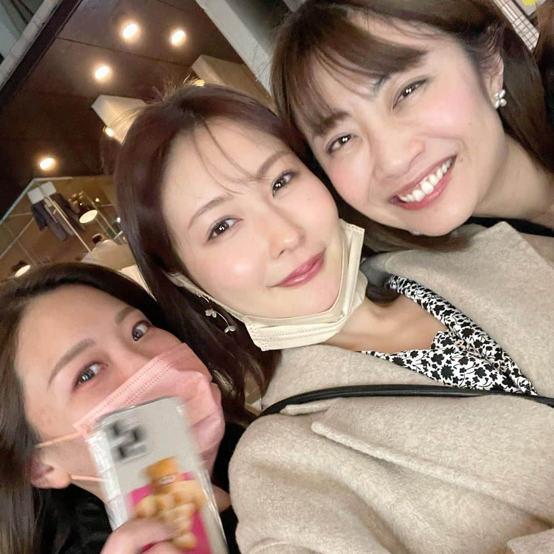 仁藤みさきさんのインスタグラム写真 - (仁藤みさきInstagram)「2人が今年もお祝いしてくれました🥰 数少ない友達🥺 ほんとにありがとう💓」3月10日 9時35分 - misakinito