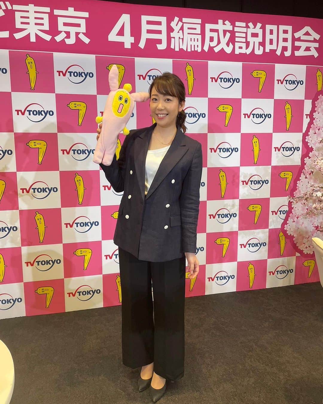 須黒清華のインスタグラム：「先週は「テレビ東京4月編成説明会」の司会を務めました🍌  3年ぶりのリアル開催でたくさんの記者の皆さまにお集まり頂き、 やっぱり直接お伝えできるのって良い！この雰囲気良いなぁ！ と、改めて思いました😊  そしてなんと！ 福士蒼汰さんもスペシャルゲストで登場✨ 大盛り上がりの説明会になりました！ 福士さん主演、金曜8時のドラマ「弁護士ソドム」 その他にも注目のバラエティー「ヤギと大吾」 「正解のないクイズ」などなど、4月以降もテレビ東京の番組をぜひお楽しみにっ💁‍♀️  新人時代からお世話になっているディレクターさんと、久しぶりにお仕事できたのも嬉しかったー！  #テレビ東京 #4月 #福士蒼汰 #弁護士ソドム #ヤギと大吾 #正解のないクイズ #ナナナ #須黒清華」