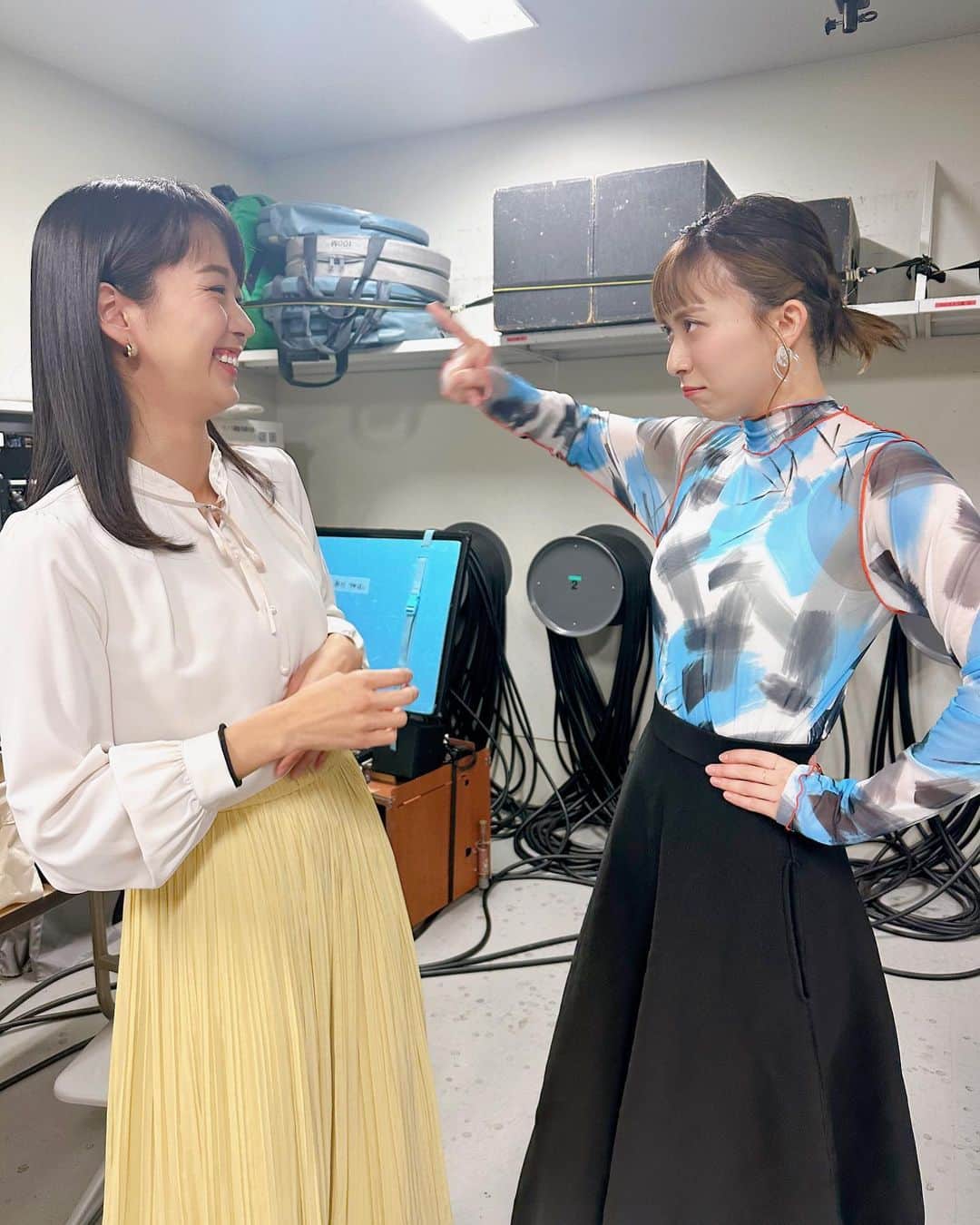 紀真耶のインスタグラム：「雪乃さんと番組終わりの様子です！ 何を話しているでしょーか？笑  ☆ ☆ #雪乃さんに付き合ってもらいました #感謝 #最後はピース #平成っぽい #テレビ朝日 #グッドモーニング #山本雪乃 #紀真耶」