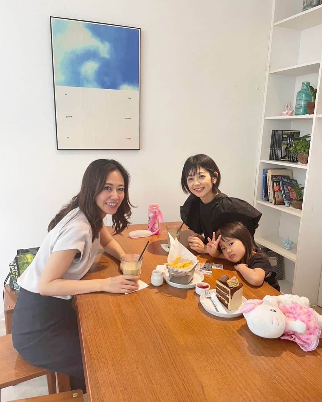 益田麻衣のインスタグラム：「カトミホさんと10年ぶりの再会‼️  しかも、ジャカルタで‼️ まさかこんなところでお会いできるとは‼️  学生の時に撮影で出会って、結婚してからはもう随分会ってなかったので、懐かしすぎた〜  相変わらずお綺麗でした✨✨  また子供達遊ばせたり、お2人カフェの約束をしたのでした☕️  #久しぶりの再会  #インドネシア #ジャカルタ #カフェ #お茶 #beaubakery #ベーカリーカフェ #cancam #キラキラメイツ でした」