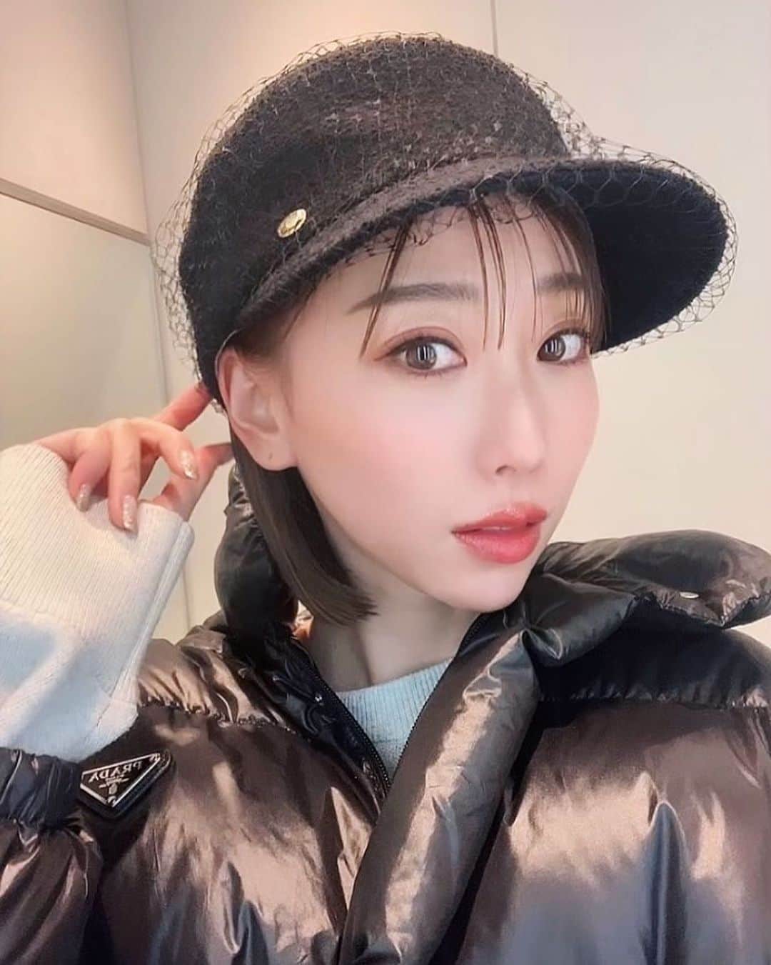 秋倉諒子のインスタグラム：「おはようございます☀ 暖かいね〜もう春だね🌸🍡 この帽子がお気に入り過ぎて 写真が選べなかった笑🤭👒  目の周りをキラキラにして 下まつ毛をマスカラする様にしたら 華やかになった気がします🫶✨  今日も楽しもう〜♪ 私はとある国へ行ってきまーす🛩  👒　@ca4la_official」