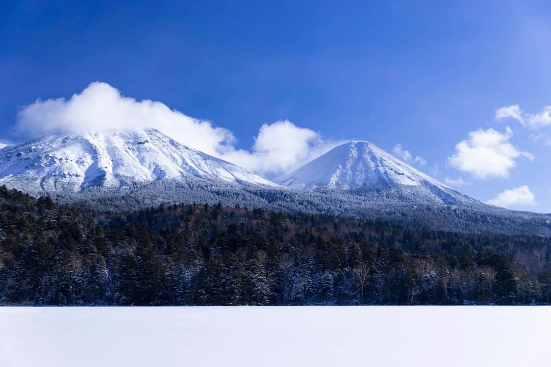 日本の国立公園さんのインスタグラム写真 - (日本の国立公園Instagram)「Icy Sights on Mt. Meakan ❄️  Mt. Meakan, at 1,499 meters, is the tallest peak of the Akan mountain group in eastern Hokkaido's Akan-Mashu National Park. In the Ainu language of Hokkaido's Indigenous people, Mt. Meakan is known as Machineshiri, the female mountain. 🏔️  An active volcano, Mt. Meakan is an immensely enjoyable hike in the green season, and three trails wind their way to the summit. Snow season hikes come with their own delights, such as fascinating natural sculptures of snow and ice.  The frosty phenomenon seen in the photo results from stormy weather at high elevations. Strong winds mold the snow and frost clinging to the rocks and other surfaces, scraping it away into unique shapes. It's a sight to see and adds even more interest to the already spectacular scenery. ✨  ⚠️Note that winter climbing requires careful preparation, a wealth of experience, and adequate equipment. Prospective climbers should familiarize themselves with the rules of the mountain before making any attempts. Climbers are encouraged to submit a climbing plan to the Hokkaido police. (An English version is available)  Comment with a ⛄ if you'd climb a mountain to catch sight of this frosty phenomenon.  📸 The mountain on the left is Mt. Meakan 📸 Natural snow sculpture on Mt. Meakan  #Japan #Travel #Tourism #ExploreJapan #DiscoverJapan #VisitJapan #AkanMashuNationalPark #Hokkaido #MtMeakan #MountMeakan #NationalPark #Hiking #IceSculpture #日本 #国立公園」3月10日 10時00分 - nationalpark_japan