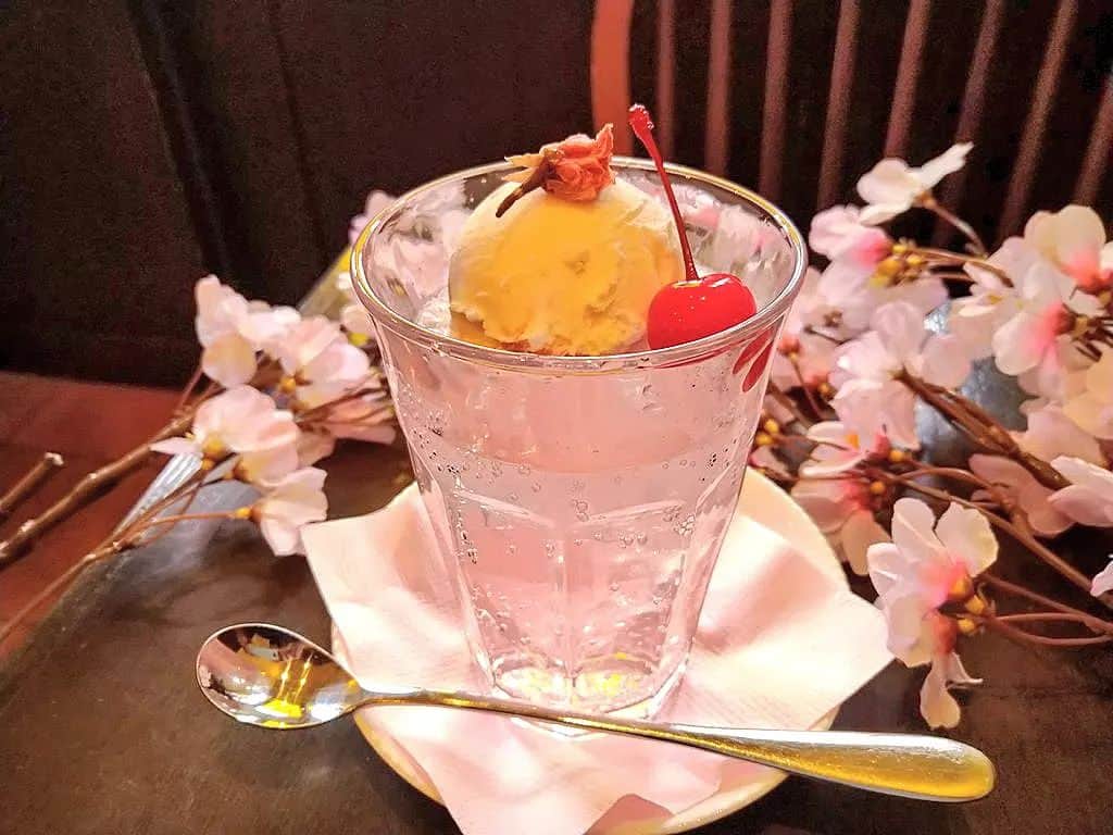 おいもカフェ金糸雀のインスタグラム：「. 春の季節限定「桜クリームソーダ」(税込680円)。 淡いピンクの桜ソーダ、バニラアイス、レッドチェリーのコントラストが鎌倉の春の訪れを思わせる、桜香るフロートです♪ . #おいもカフェ金糸雀 #おいもカフェ #鎌倉 #小町通り #湘南 #神奈川 #カフェ #喫茶店 #甘味処 #鎌倉カフェ #湘南カフェ #神奈川カフェ #鎌倉スイーツ #鎌倉グルメ #桜クリームソーダ #クリームソーダ #桜 #さくら #サクラ #桜味 #桜スイーツ #さくらスイーツ #春 #ピンク #かわいい #カフェ巡り #スイーツ巡り #喫茶店巡り #kamakura #가마쿠라 . 《おいもカフェ金糸雀》 営業時間：10:00-18:00(L.O.17:30) 定休日：水曜日 248-0006 神奈川県鎌倉市小町2-10-10 小町TIビル1F TEL：0467-22-4908」