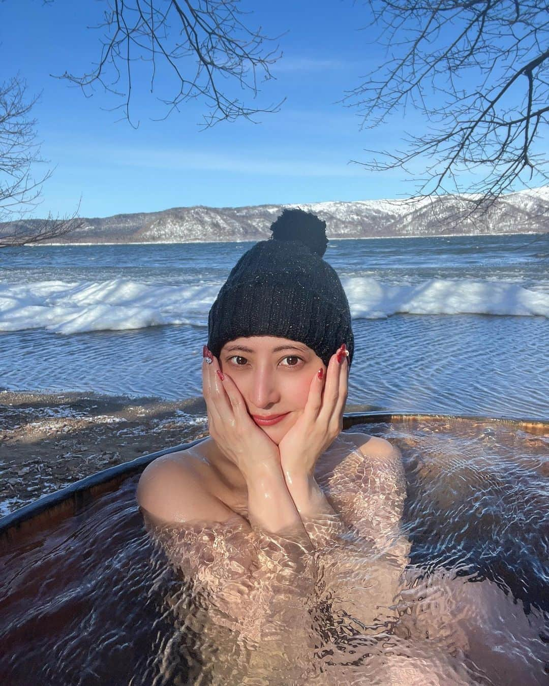 古都かなさんのインスタグラム写真 - (古都かなInstagram)「北海道❄️屈斜路湖✨ 温泉♨️🧖‍♀️ ➖18℃の世界☃️ 露天風呂最高すぎました🧖‍♀️ 寒過ぎて痛かった🤣 お顔凍りかけたよ🥶笑 #北海道 #屈斜路湖 #ワッカヌプリ #温泉 #サウナ女子 #番犬ワッカくん🐕#犬のいる暮らし #時差投稿 #happy❤️❤️」3月10日 10時40分 - kanachanyaai