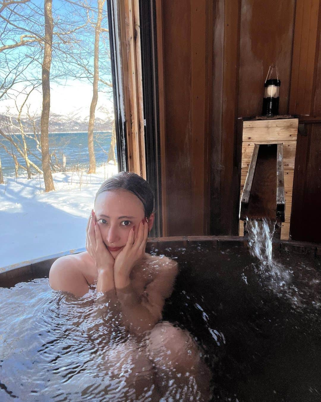 古都かなさんのインスタグラム写真 - (古都かなInstagram)「北海道❄️屈斜路湖✨ 温泉♨️🧖‍♀️ ➖18℃の世界☃️ 露天風呂最高すぎました🧖‍♀️ 寒過ぎて痛かった🤣 お顔凍りかけたよ🥶笑 #北海道 #屈斜路湖 #ワッカヌプリ #温泉 #サウナ女子 #番犬ワッカくん🐕#犬のいる暮らし #時差投稿 #happy❤️❤️」3月10日 10時40分 - kanachanyaai