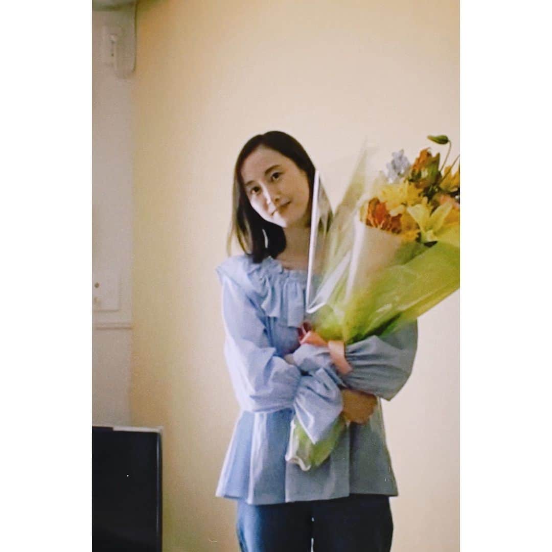 松井玲奈のインスタグラム：「3月11日に大阪アジアン映画祭にて『緑のざわめき』が初上映となります。 撮影したのは去年の緑が気持ちの良い季節で、岡崎紗絵さん、倉島颯良さんが私が演じる響子の妹として登場します。 不思議な三姉妹の物語を形にするべく、夏都監督をはじめとするスタッフの皆さんと一丸となって撮影に励んでいたのがとても懐かしく感じます。 11日の上映は夏都監督と、倉島さんが登壇するので、お時間合う方はぜひ！ 三姉妹の写真はのちのち載せますね。画質荒めのクランクラップの一枚を添えておきます。 #緑のざわめき #大阪アジアン映画祭」