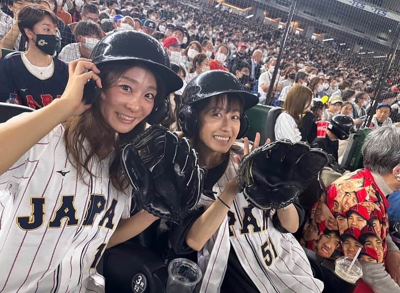 のインスタグラム：「⚾️✊ ドームの串カツ！美味しすぎてビックリ！！！ 冷めても美味しいコロモ部分🥰とてもタイプでした！ 両隣に野球詳しい友達が居たので分からない事とか見どころとか教えてくれて終始興奮しながら応援⤴︎🥰 後ろのおじさんのヤジも なるほどーーーっと思いながら聞いてたよ♡👂 ヌートバー選手がhappy過ぎてずぅっと目で追っちゃった🥰 #野球観戦　楽しい⤴︎ #happy @naooikawa  鈴木誠也選手と共にの思い〜♡ #とことん楽しもう 一緒に行けて嬉しい⚾️」