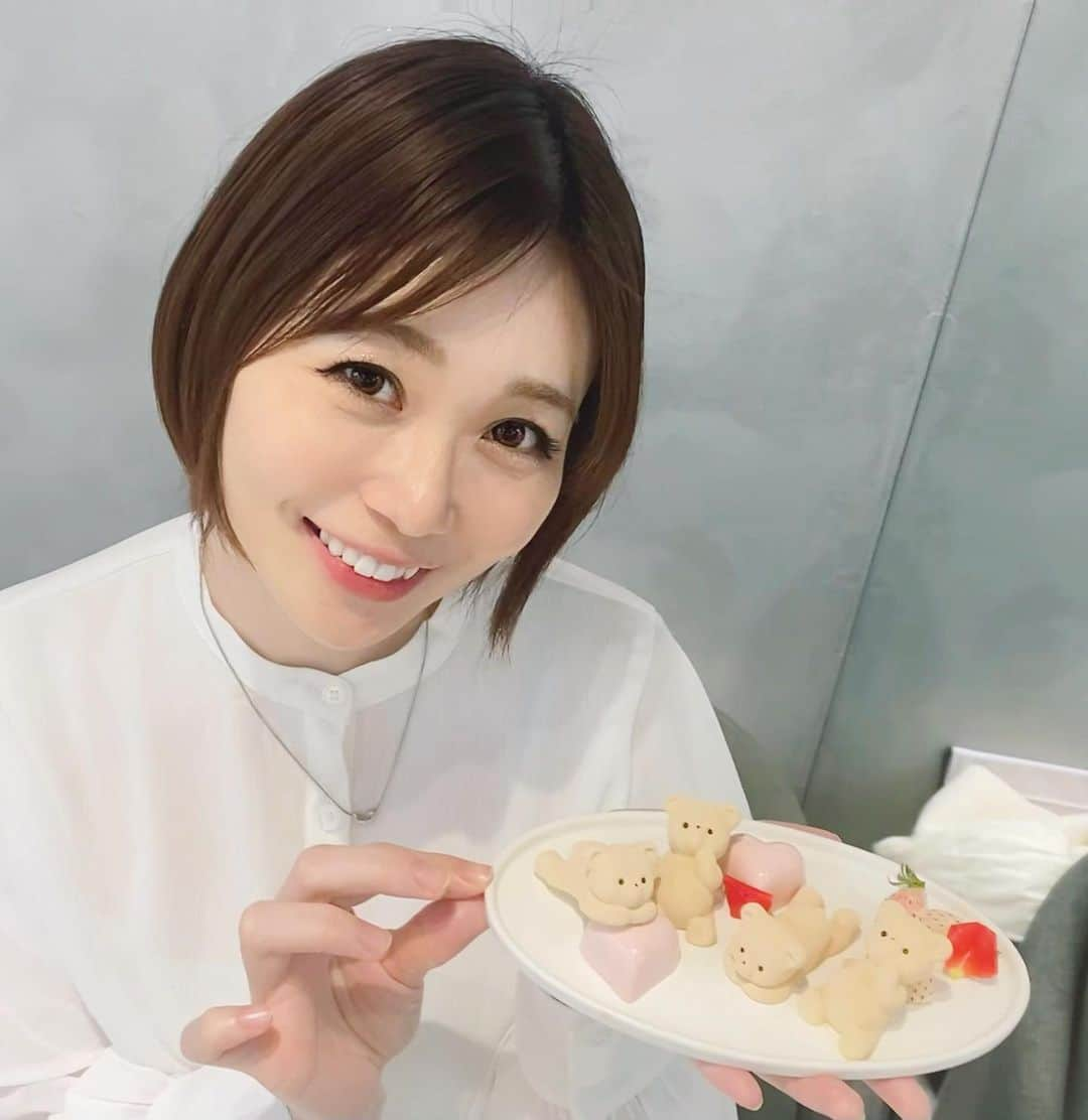 築山可奈さんのインスタグラム写真 - (築山可奈Instagram)「. かわいすぎなアフタヌーンティーへ🧸💕 くまちゃんがかわいすぎて食べられない🥹❤️  #louangetokyo #ルワンジュ東京 #ホワイトデー #くまちゃん #くま好き #ショートヘア #アフタヌーンティー #ヌン活 #スイーツ好きな人と繋がりたい」3月10日 10時43分 - kana.tsukiyama